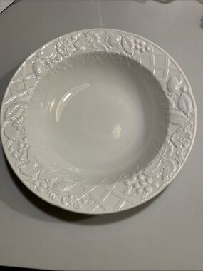 Mikasa White English Countryside Vegetable Serving Bowl 10 1/2”
